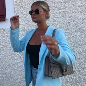 Blå kavaj - Säljer nu denna snygga blåa kavaj! Den är som ny! Hojta om du har några frågor❤️