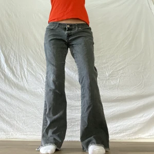 Gråa lågmidjade jeans! - Skit snygga och trendiga! Lågmidjade och gråa! Midjemått 82 innebenslängd 73