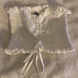 Magtröja  - Vit magtröja från Bikbok, inte så använd och i väldigt fint skick. Köpt förra sommaren. Säljer för att den har börjat bli för kort för mig💓