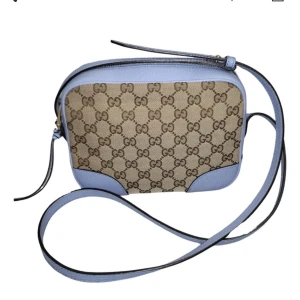 Gucci väska - Så unik väsna! Perfekt storlek och är i perfekt skick!  Värdet ligger runt 10 000kr men säljer för 7500kr. Pris går att diskuteras💕 Har olika äkteahets bevis, hör av er vid mer info!  Dustbag etc finns! 