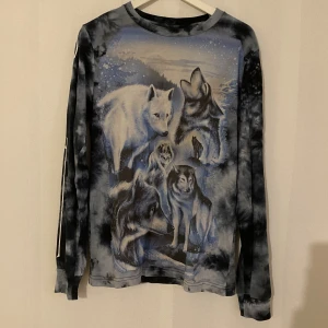 Drop Dead x Game of thrones - Drop Dead x game of thrones  Limited edition   Wolf long sleev   Storlek herr small  Använd men i toppen skick   