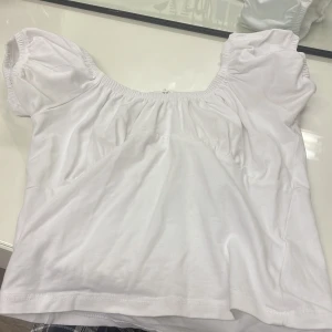 t-shirt med puff armar  - en vit t-shirt med puffiga axlar som är trendigt just nu. 