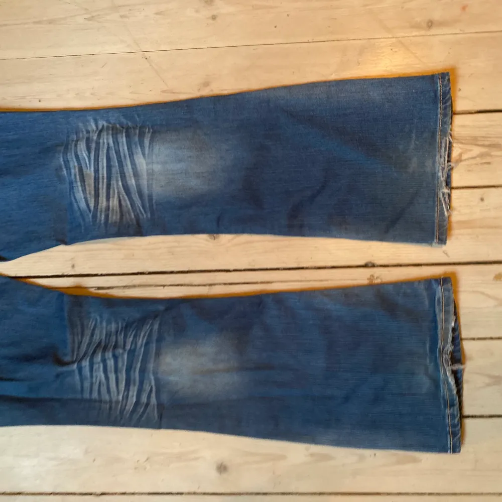 Super fina Jeans med coola bakfickor. Köpte second hand o säljer då jag inte använder dom längre. Dom är lite slitna på baksidan vid fotändan annars i bra skick. Det står ingen storlek men dom passar mig bra som är 170. Skriv för frågor eller bilder💋. Jeans & Byxor.