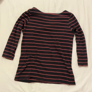 Randig tröja  - Najs tröja med röda och lila ränder 