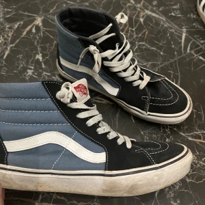 Vans sneakers höga - Säljer nu dessa snygga Vans sneakers då de inte längre kommer till användning. De är i gott skick, gör givetvis rent skorna när de blir köpta. Inköpta för ungefär 850kr. Skulle säga att skon passar 40-41