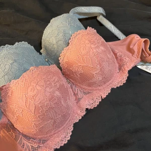Bh  - Jätte snygga bh:ar storlek 75A.  (70kr styck) kontakta för frågor & intresse. Bh banden går att ta bort också💕
