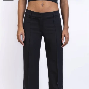 Lågmidjade kostymbyxor - öppen för byten också!     Nya med prislappar, säljer då jag har 2 storlekar. från Madlady, De är i strl 32/short length och passar mig som är 163. Passar en xs/34 i midjan också
