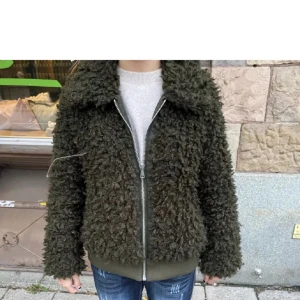 Pälsjacka  - Intressekoll på denna fina jacka från hm som tyvärr är slutsåld❤️❤️‍🔥💕