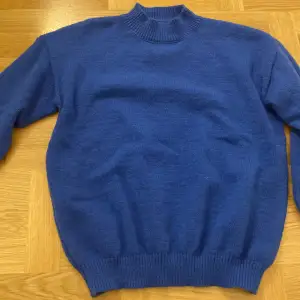 Väldigt bekväm blå sweatshirt, den är oversized. 70kr + frakt