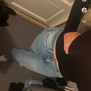 Low waiste jeans - Säljer mina otroligt fina lågmidjade jeans från Gina!!! Har båda blå, gråa o svarta så känner att de är dax att sälja av några stycken. Jensen är verkligen dom skönaste jeans jag haft, så stretchiga och mjuka. Köpte dom för 499kr, säljer för 200💓. 