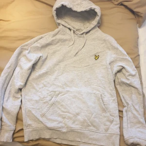 Lyle and Scott!  - Säljer hoodie, på grund av att den är använd endast 1 gång. Nytvättad och knappt använd.