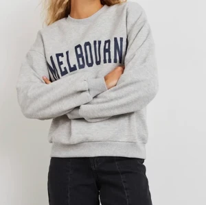 Grå sweatshirt  - Grå sweatshirt med tryck från Gina Tricot i stolek L ☁️ Säljer för 120kr + frakt