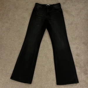 Högmidjade jeans  - Jag har använt de här jeansen två gånger och de är i väldigt bra skick.  Jag säljer jeansen eftersom att de var för stora för mig.  Storlek: 36