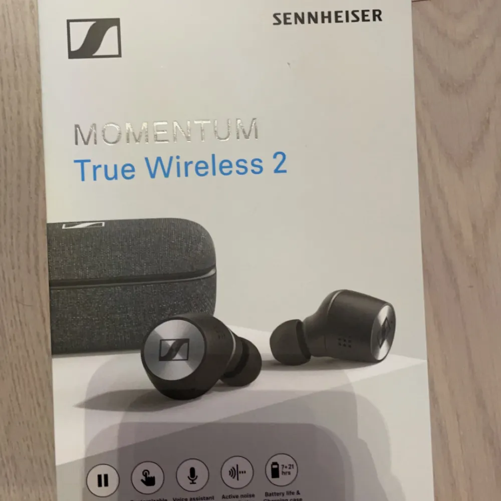 Momentum True Wireless Sennheiser hörlurar som jag inte använder längre. Jötte bra ljud och finns två oss extra pluppar för olika öron. Ingen skada och funkar super💕. Övrigt.