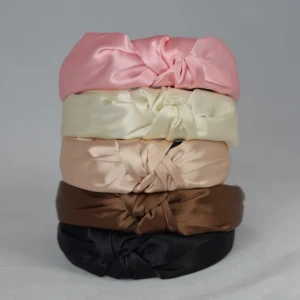 Diadem  - Diadem i satinimiterat tyg 🥰💫✨ Passar alla tillfällen!  Beställ idag på www.byhedda.se, frakt endast 13kr direkt till brevlådan 📬