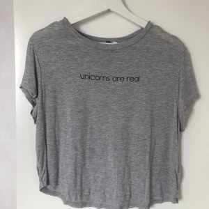 Kort t-shirt - Kortare modell 