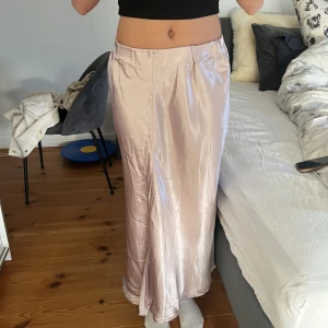 Lila Satinkjol - Helt oanvänd satinkjol med lapparna kvar! Insydd i midjan men kan lätt sprättas upp. Jätte fin till sommaren men har helt enkelt inte kommit till användning. Har små skråmor men syns endast om man kollar riktigt nära.☺️