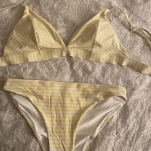 bikini - supersöt bikini, köpt ifrån h&m😊är mer gul i verkligheten!
