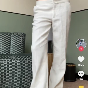 Linnebyxor  - Säljer de populära linnebyxorna från zara som är slutsålda. De är aldrig använda med prislappen kvar.