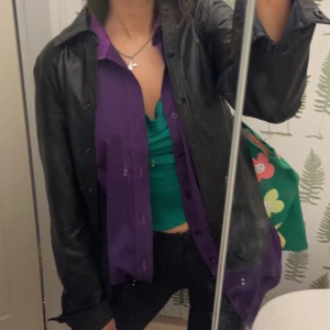 Skjorta  - As snygg att ha över en tröja eller som den är, unik färg. Endast använd en gång till halloween. Köparen står för frakten 