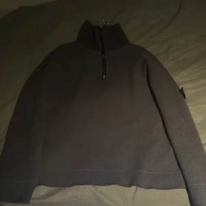 Stone island half zip - En skön stickad Stone island half zip, man kan använda den som en tröja över Hoodies om det är lite små kallt ute. Stor i storleken, lite overzised alltså. Snygg tröja och passar till det mesta. Helt ÄKTA. 