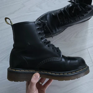 Dr. Martens  - Sparsamt(!) använda dr. Martens. Äkta skor. Vet inte vad modellen heter, original-modellen? För närbilder så kontakta mig! Vid användning av äkta läder så har skon en viss desformation på fotryggen. Annars väldigt fint skick och sulan har behållit formen.