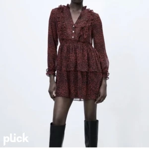 Klänning  - Säljer denna helt oanvända klänningen från zara💖