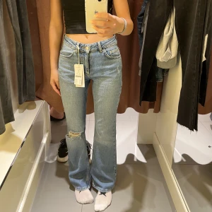 Jeans - Intresse koll på mina midwaist bootcut jeans från Gina tricot. Storlek 32 petite. Lägg ett bud, nypris: 500kr