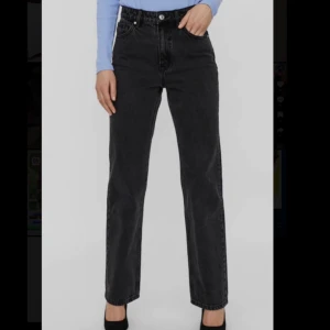 Vero Moda jeans - Svarta jeans från Vero Moda. Aldrig använda