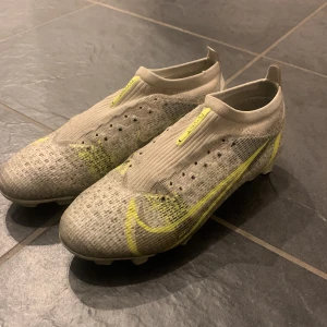Nike fotbollsskor storlek 38,5 - Använda i 5-6 månader, box medföljer inte, Nypris 1499 kr