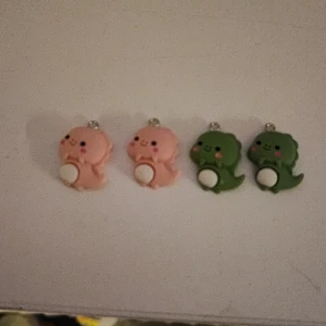 Dino smycken - Det finns rosa och grön.Dem är söta och rolliga