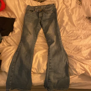 Jeans - Lowrise bootcut jeans från bik bok (36) passar också folk som pendlar mellan (36,38) 