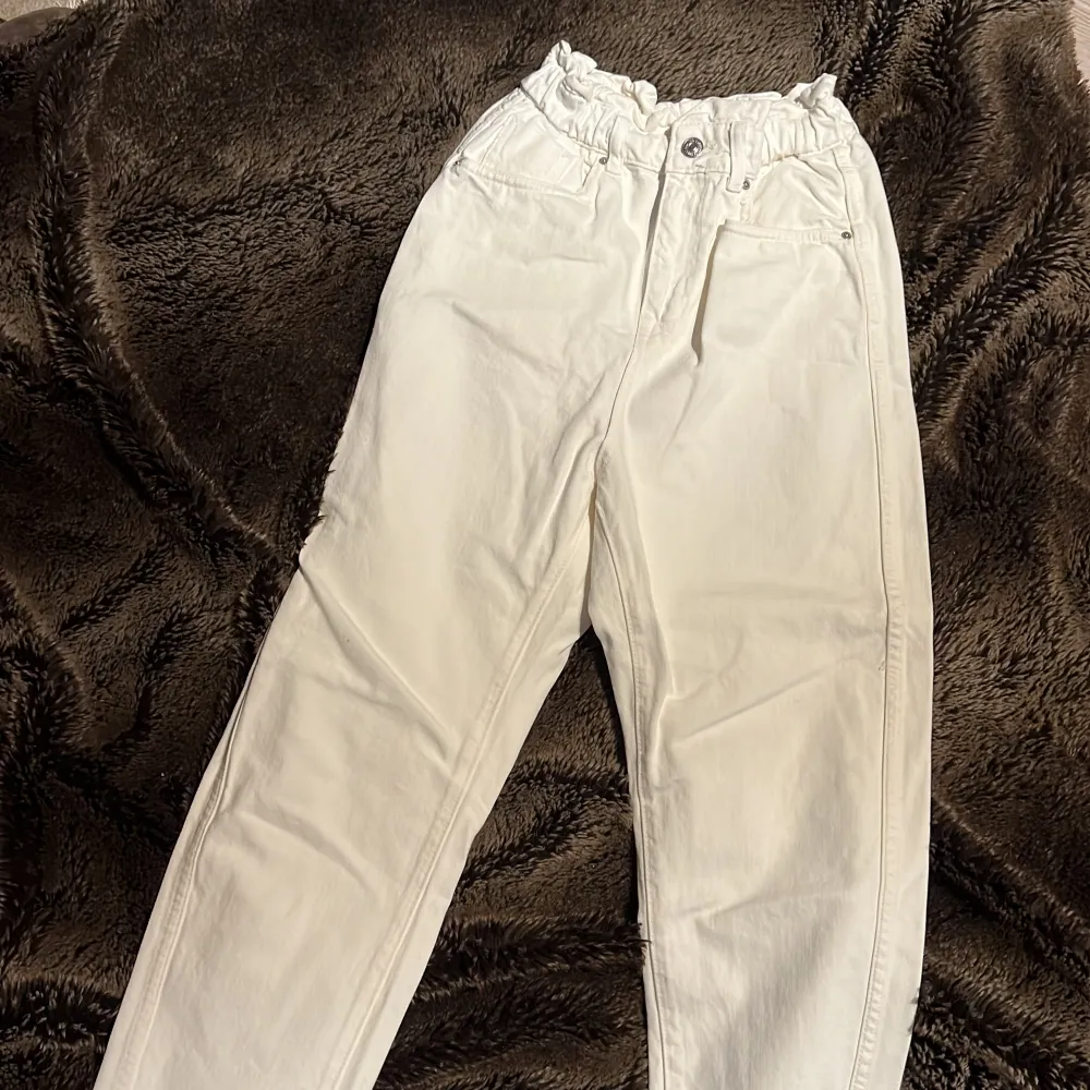 Vit jeans med en snygg resår i midjan! Sitter väldigt snyggt över kroppen. Använda 1 gång!. Jeans & Byxor.