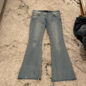 Jeans  - as snygga blåa lågmidjade bootcut jeans. Sitter som ett smäck. Säljer för de tyvärr inte kommer till användning. Kom privat för frågor:)