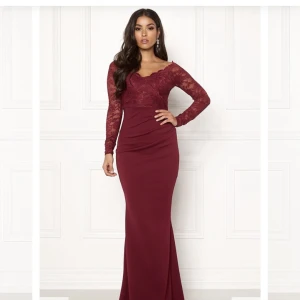 Balklänning - Balklänning från bubbleroom i storlek 40. Klänningen är som ny och nästan helt oanvänd då jag bara använde den en gång i några timmar. Jag har inte användning för den mer tyvärr. Original pris 1100kr.Finns bild på mig med klänningen ifall de skulle önskas