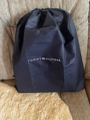 Tommy Hilfiger väska  - Säljer Tommy Hilfiger väska, den är helt ny och aldrig använd. Ny pris är 2500 kr. 