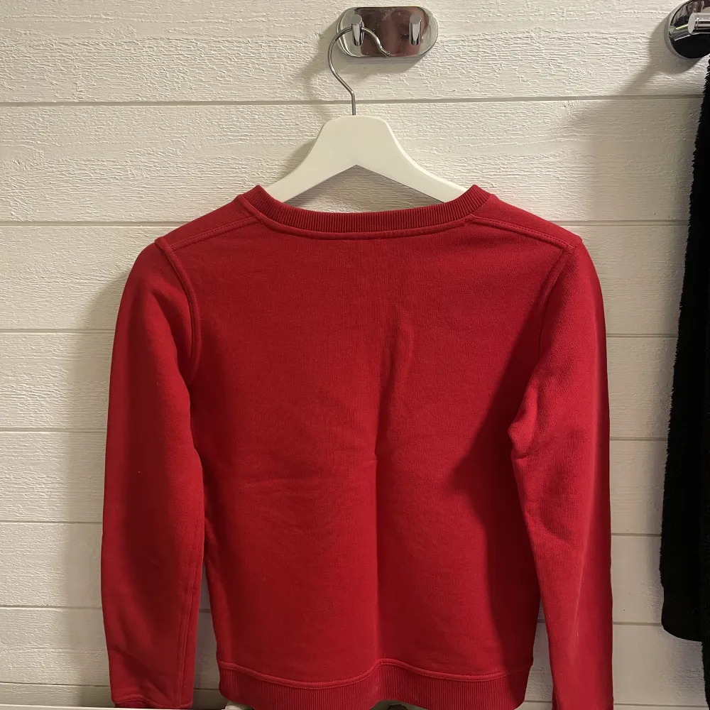 Röd tröja från kenzo i strl XS. Väldigt fint skick, tröjan har blivit för liten för min smak därav säljer jag.  Köpt för 2000kr.. Tröjor & Koftor.
