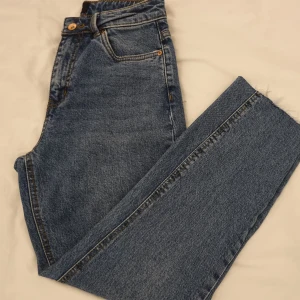 Jeans  - RAK PASSFORM JEANS I storlek XS/S . Höga i midjan. 
