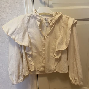 Blus - Söt blus från Zara i crémevit/rosa färg 🤎Är i tjockt material vilket gör den så snygg.