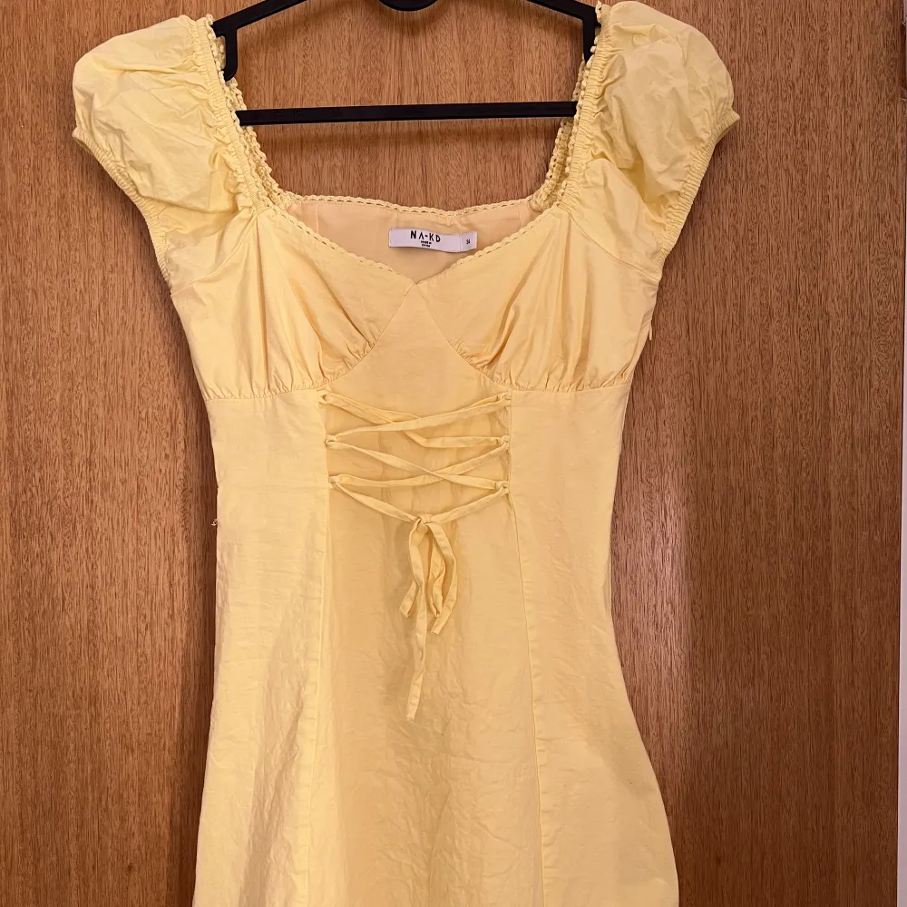 Säljer denna fina klänning från Misslisibells kollektion med nakd, använd fåtal gånger. Storlek 34, nypris 499kr.. Klänningar.