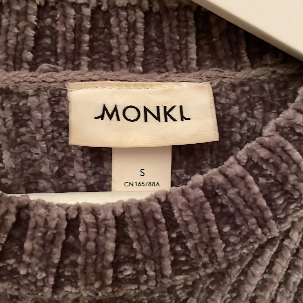 Stickad tröja från Monki i supermjukt material. Färgen är också så snygg. S men fiten är oversized så passar också M! Finns även i vit i en separat annons!. Tröjor & Koftor.
