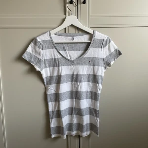 T-shirt  - En stretchig T-shirt, väldigt skön. Skriv för fler frågor eller bilder :)