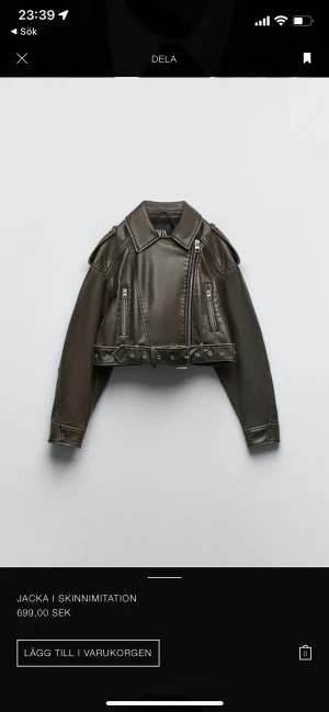 Zara skinn jacka - Den virala skinn jackan från Zara som alltid är slutsåld. Köpte tre storlekar när den fanns i lager för en månad sen därav helt nytt skick med prislapp. Jackan är croppad och oversized. Skriv till mig för mer info och om personliga bilder skulle önskas! 💗