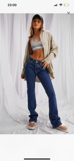 Jeans mid waist - Mid waist jeans! Köpta från ASOS i oktober, inga defekter och bara använda några gånger. Orginal pris 460 tror jag!