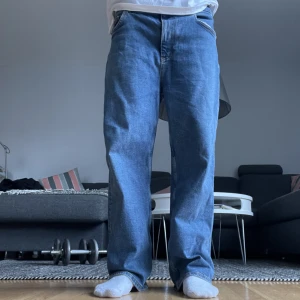 Baggy jeans - Ett par fina blå baggy jeans jag inte använder längre, funkar fint och bra pris! Står att det är storlek XL men tror den är medium eller S igenligen Tror det är tjej byxor från början men funkar bra på killar med