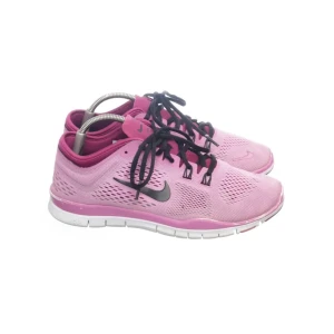 Nike free run - Nike free run skor använd fåtal gånger kostar runt 1000kr i butik, kom med prisförslag 💓