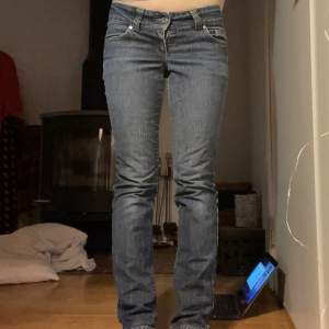 Snygga lågmidjade jeans med att slags randigt jeanstyg. Köpta secondhand. Skriv för mer info/bilder. Om du vill köpa skriv privat🫶