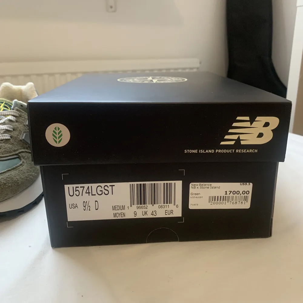 Stone Island x New Balance 574 ‘Steel Blue’, Size 43, DS. Bought from Nitty Gritty - I can provide the receipt and can check authenticity with QR code. Can provide more pictures. New and never tried on. Price can be discussed. Can meet up.. Skor.