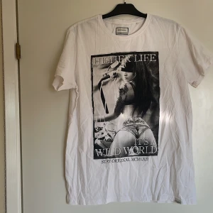 T-Shirt med tryck  - Aldrig använd så är i bra skick, Storlek xl. 