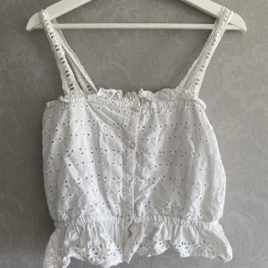 Sommarlinne  - Jättegulligt sommarlinne med knappar Storlek: 36/38 Sparsamt använd 